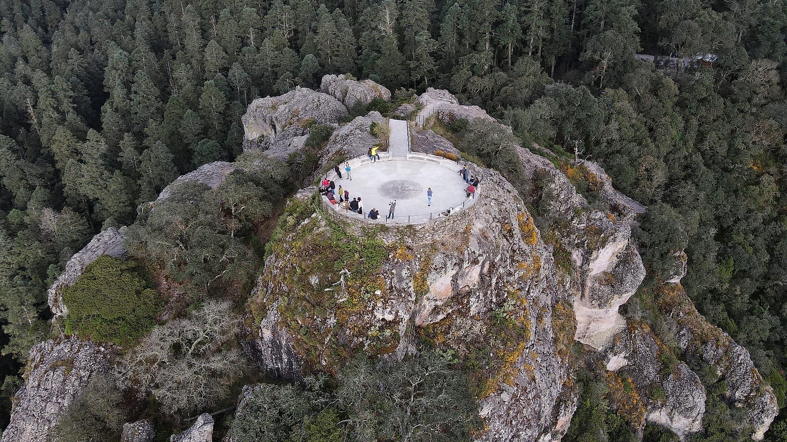 Mirador de plataforma circular en la cima de la Peña del Cuervo, vista aérea.